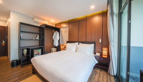 Habitación Deluxe doble, 1 cama de matrimonio grande, balcón, junto a la piscina