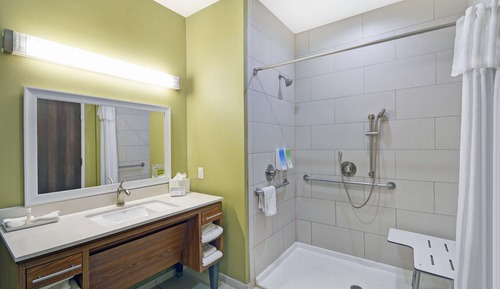 Suite, 2 camas de matrimonio, accesible para personas con discapacidad (Roll-In Shower)