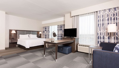 Estudio, 1 cama de matrimonio grande con sofá cama, frigorífico y microondas, en esquina