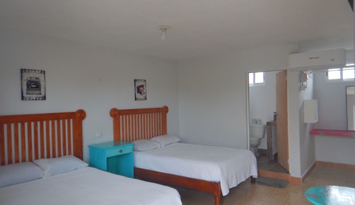 Habitación estándar doble, 2 camas dobles, baño privado