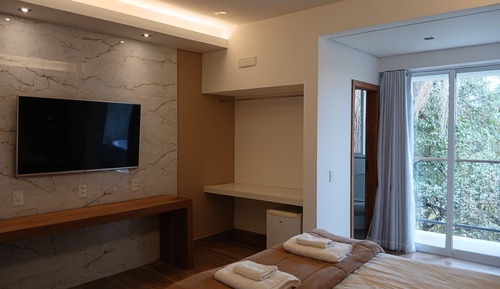 Habitación doble superior, 1 cama de matrimonio, bañera de hidromasaje, junto a la piscina