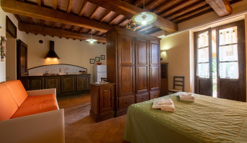 Estudio, cocina básica, vistas al jardín