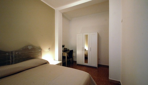 Habitación con 1 cama doble o 2 individuales, baño privado