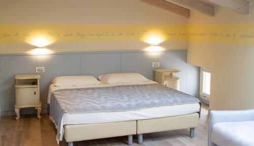 Habitación con 1 cama doble o 2 individuales, baño privado