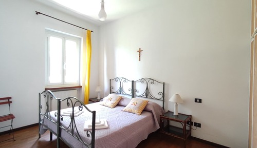 Habitación básica con 1 cama doble o 2 individuales, no fumadores, vistas a la colina