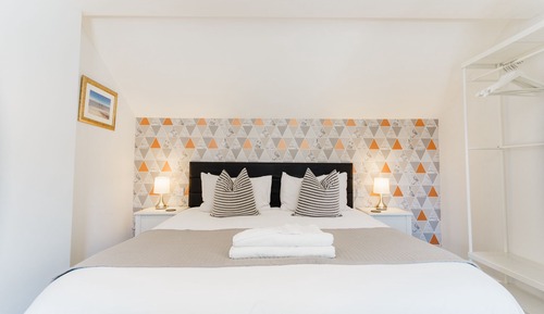 Estudio junior, 1 cama de matrimonio grande, no fumadores, baño privado