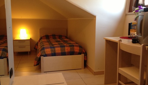 Habitación triple económica, 3 camas individuales, baño privado, vistas al patio