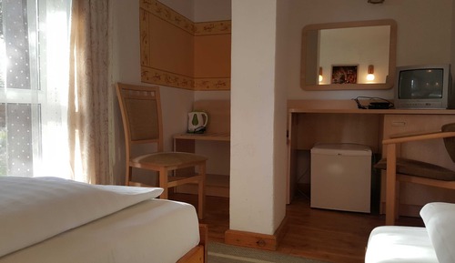 Habitación básica doble, 2 camas individuales, balcón