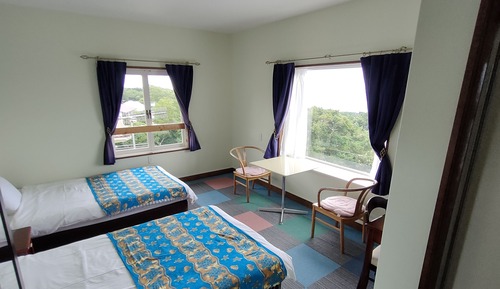 Habitación triple, vistas al mar
