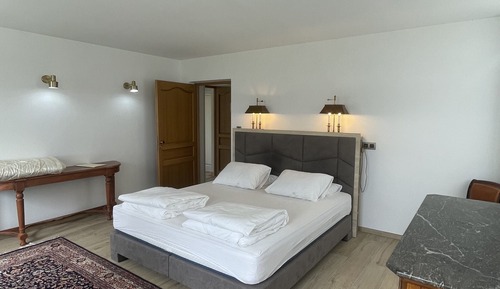 Habitación cuádruple de lujo, baño privado, vistas al río (C'est Bon le Vin)