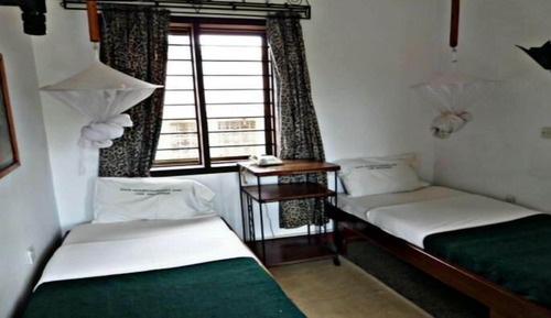 Habitación básica con 2 camas individuales