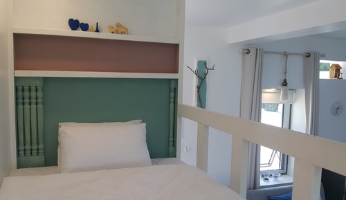 ROOM B (Tangerine)