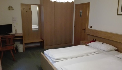 Habitación doble (with view on a 2-meter distant wall)