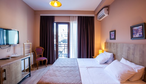 Habitación estándar con 1 cama doble o 2 individuales, balcón, vistas a la ciudad