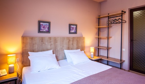 Habitación estándar con 1 cama doble o 2 individuales, balcón