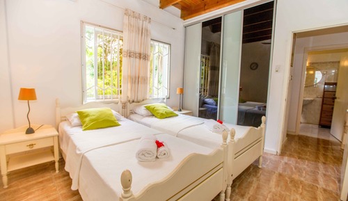 Habitación básica con 2 camas individuales, 2 camas individuales, vistas al jardín