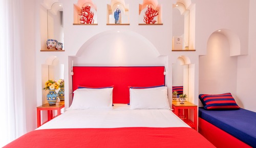 Habitación Deluxe con 1 cama doble o 2 individuales, balcón, vistas parciales al mar