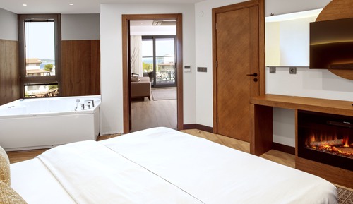 Suite estudio ejecutiva, 1 cama de matrimonio, bañera de hidromasaje, vistas al mar