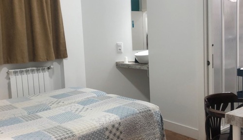 Habitación con 2 camas individuales, baño privado