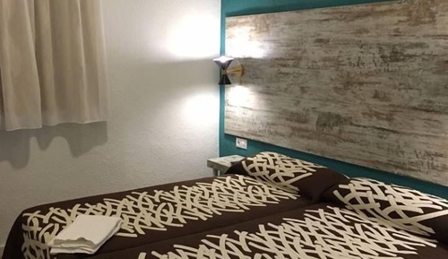 Habitación con 2 camas individuales, baño compartido, vistas a la ciudad