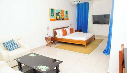 Suite, cocina básica, vistas a la piscina