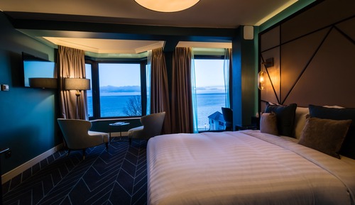 Habitación Confort doble, 1 cama de matrimonio grande, vistas parciales al mar