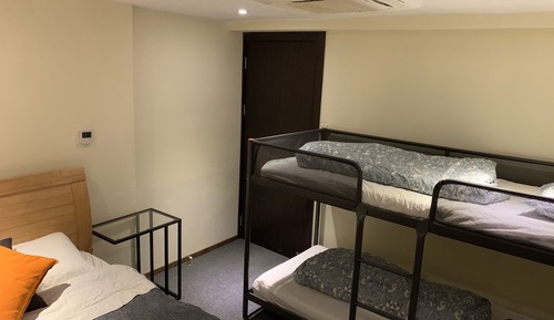 Habitación cuádruple económica, varias camas