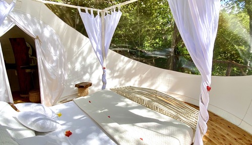 Tienda panorámica, 1 cama de matrimonio grande, sobre el agua