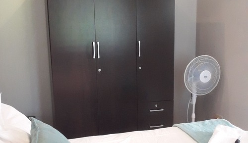 Habitación básica con 2 camas individuales
