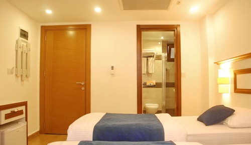Habitación estándar con 1 cama doble o 2 individuales, 2 camas individuales, no fumadores