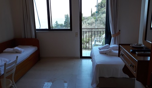 Estudio, vistas parciales al mar