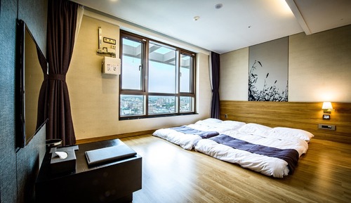 Habitación Deluxe, vistas a la ciudad (Ondol Room, Breakfast for 1 + 2 Beers)