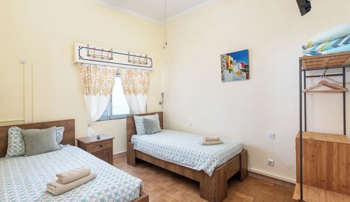 Habitación básica con 2 camas individuales, 2 camas individuales
