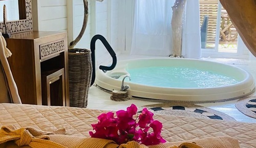 Cabaña, baño privado, vistas al jardín (Cabanon Celeste)