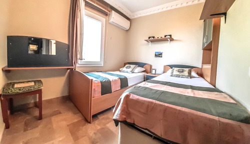 Villa familiar, 3 habitaciones, cocina básica, vistas al mar