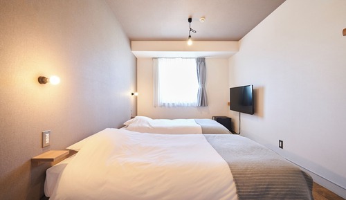 Habitación con 2 camas individuales (for 1 guest, shared bathroom)