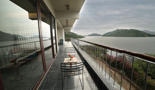 Villa superior, acceso a la piscina, vistas al lago (Semi Private Pool)