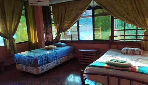 Habitación triple Confort, varias camas, baño privado, vistas al jardín