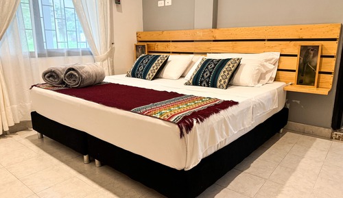 Habitación doble superior, 1 cama de matrimonio grande, vistas a la montaña, en una planta alta