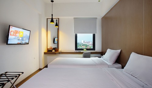 Habitación superior con 2 camas individuales, vistas a la ciudad