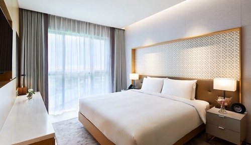 [Hanbok PKG] Superior King Room (Free Access to Theme Park BIG3) + Hanbok rental 4 hours for 2
