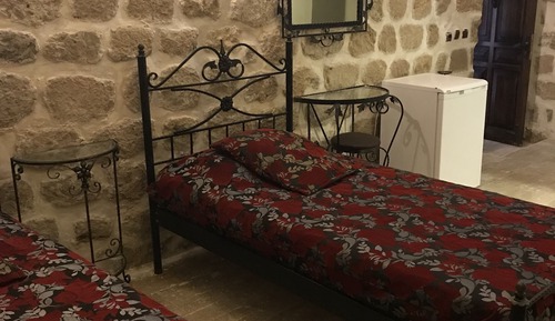 Habitación básica con 2 camas individuales