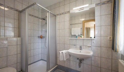 Habitación básica con 2 camas individuales
