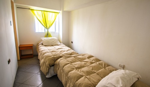 Habitación básica con 2 camas individuales