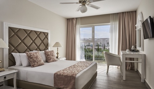 Suite junior, vistas a la piscina