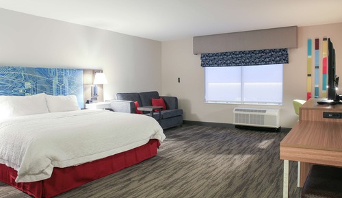 Habitación, 1 cama de matrimonio grande con sofá cama, frigorífico y microondas