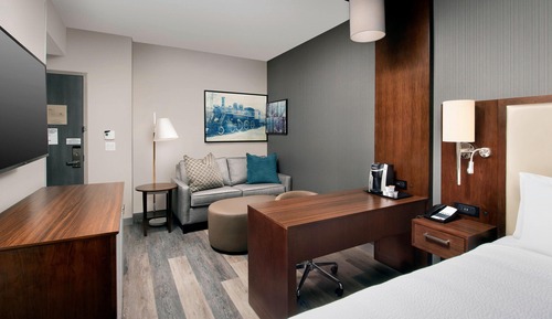 Suite, 1 cama de matrimonio grande con sofá cama, vistas a la ciudad (Mobility Accessible, Tub)