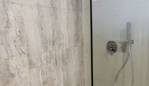 Habitación triple, baño privado, en una planta alta
