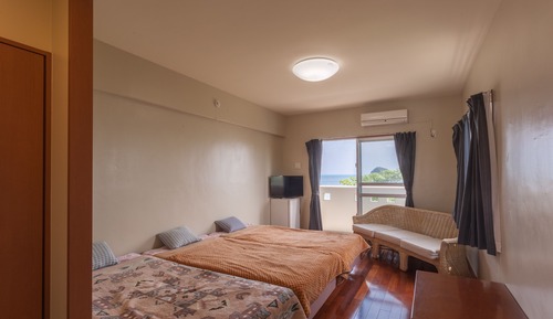 Habitación básica con 2 camas individuales