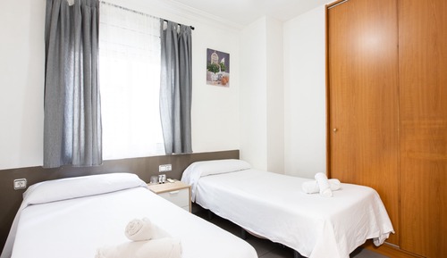 Habitación básica con 2 camas individuales, baño privado